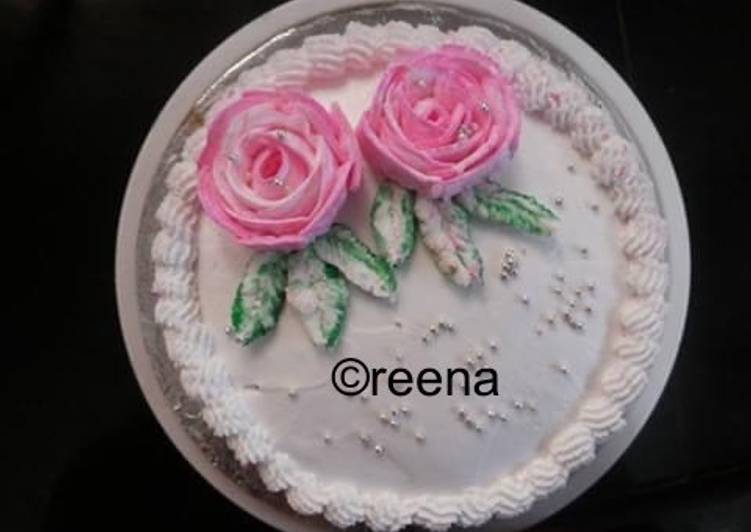 Simple homemade and decorated eggless vanilla cake