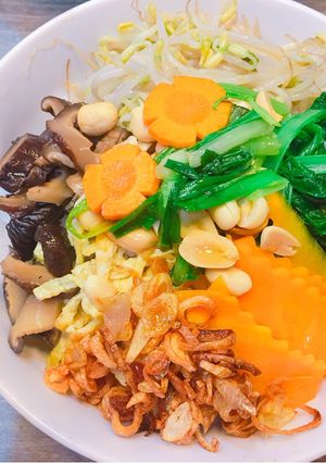 Hình của món Bún trộn thập cẩm (món chay).