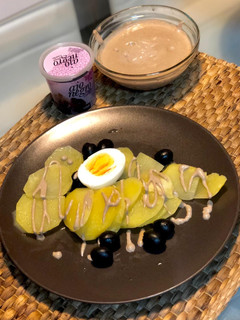 Una foto de Patatas con mahonesa de ajo negro🌱vegetariana