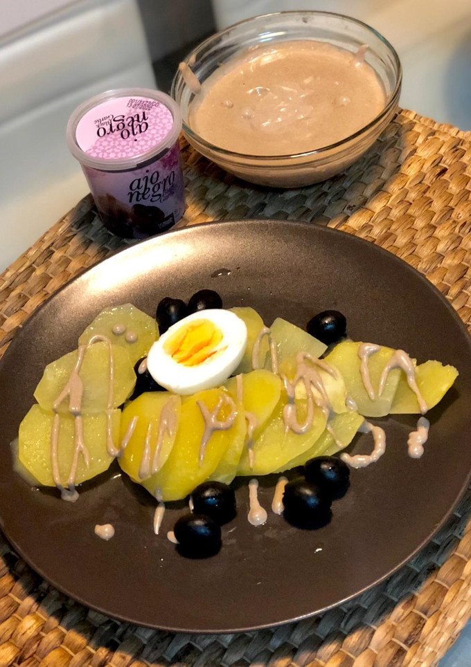 Una foto de Patatas con mahonesa de ajo negro🌱vegetariana
