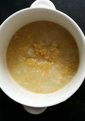 Hình của món Cháo thịt bò, đậu Hà Lan và cà rốt.
