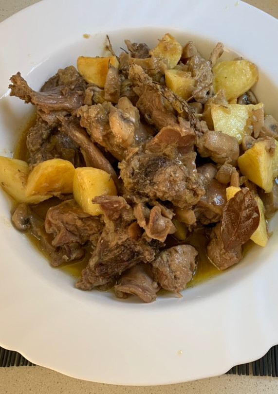 Una foto de Conejo campero al estilo de pueblo
