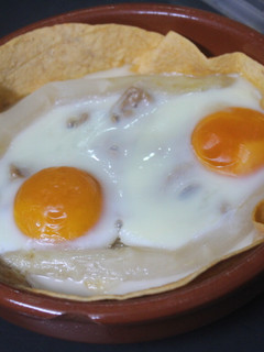 Una foto de Tortitas con atún, espárragos y huevos