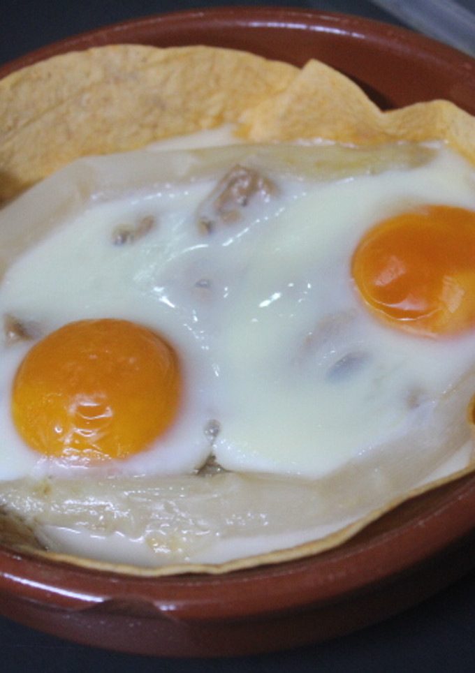 Una foto de Tortitas con atún, espárragos y huevos