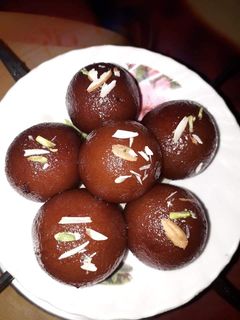 मावा गुलाब जामुन (mawa gulab jamun recipe in Hindi) रेसिपी मुख्य फोटो