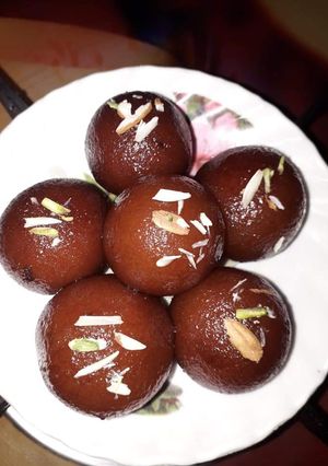 मावा गुलाब जामुन (mawa gulab jamun recipe in Hindi) रेसिपी मुख्य फोटो