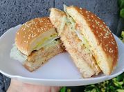 Una foto de hamburguesa sencilla