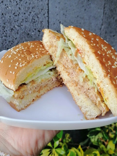 Una foto de Hamburguesa de atún con amaranto🍔🐟