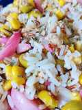 Ensalada de arroz tricolor con atún y encurtidos