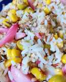 Ensalada de arroz tricolor con atún y encurtidos