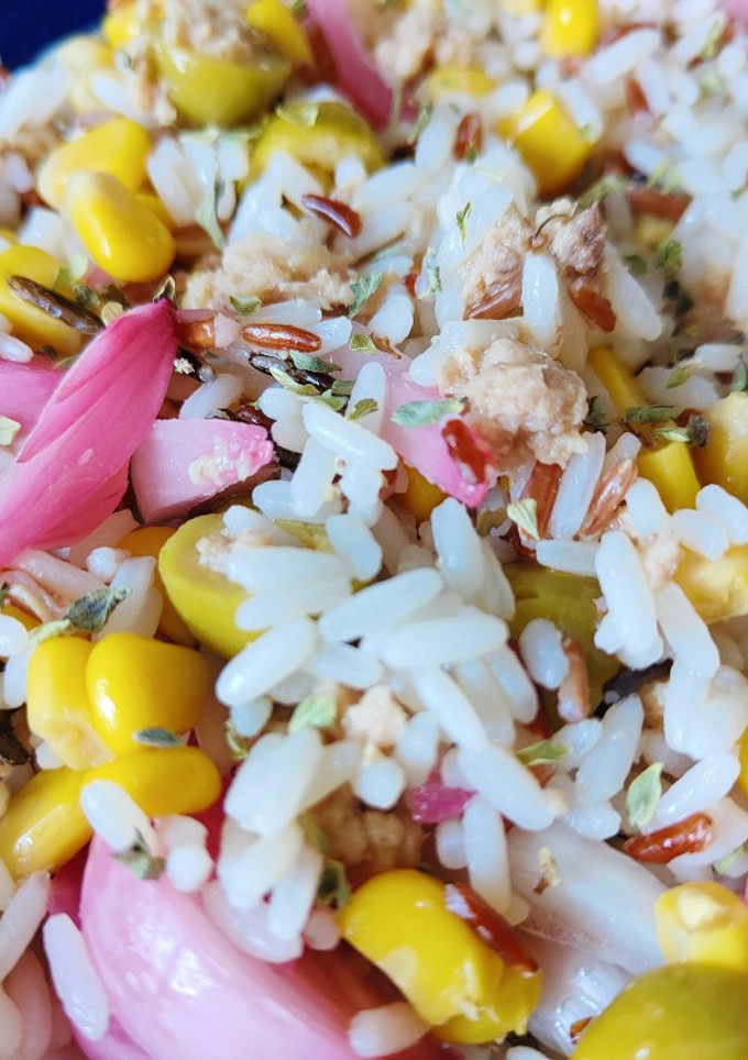 Una foto de Ensalada de arroz tricolor con atún y encurtidos