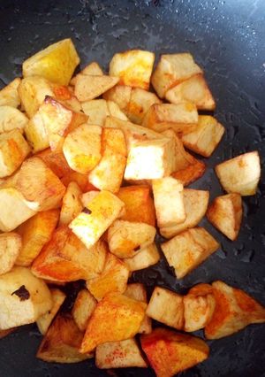 A picture of Shallow fried egg yellow color potatoes.
