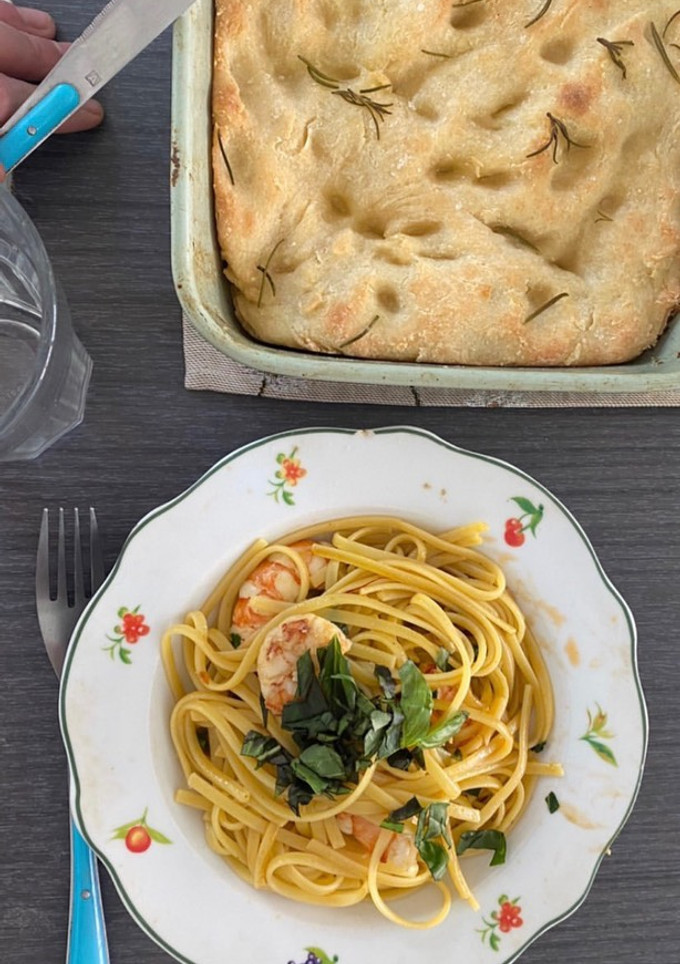 Una foto de Tallarines con gambas