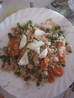 Una foto de Ensalada de arroz y verduras