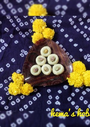કાજુ બોલ (Kaju Balls Recipe In Gujarati) રેસીપી મુખ્ય ફોટો