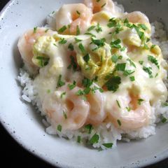 A picture of Garlic Prawns & Egg Rice Bowl with Creamy Sauce.