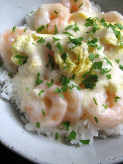 A picture of Garlic Prawns & Egg Rice Bowl with Creamy Sauce.