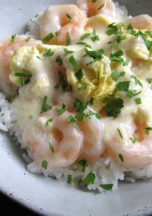A picture of Garlic Prawns & Egg Rice Bowl with Creamy Sauce.