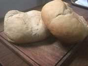 Una foto de pan de campo con manteca