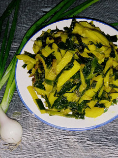 आलू और हरे प्याज़ की भुजिया (Aloo aur hare pyaz ki bhujiya recipe in Hindi) रेसिपी मुख्य फोटो