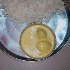 A picture of Kadhi chawal.
