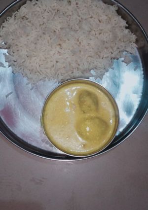 A picture of Kadhi chawal.