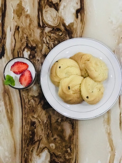 A picture of Pipping Cookies.