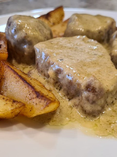 Una foto de Solomillo guisado al aroma de albahaca con patatas sauté