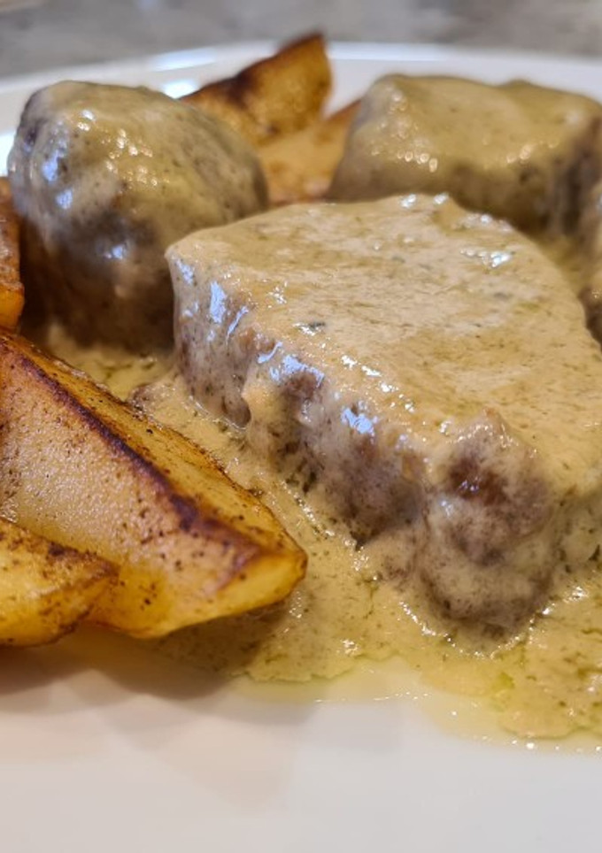 Una foto de Solomillo guisado al aroma de albahaca con patatas sauté