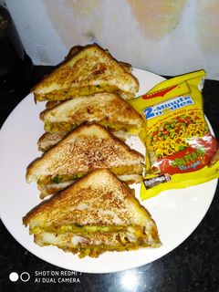 ম্যাগি স্যান্ডউইচ (Maggi Sandwich recipe in Bengali) রেসিপির প্রধান ছবি