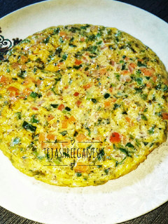 हेल्दी एग ऑमलेट (egg omelet recipe in marathi) रेसिपी चे मुख्य फोटो