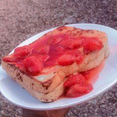 A picture of Berry French toast🍇🍓🫐🍞.