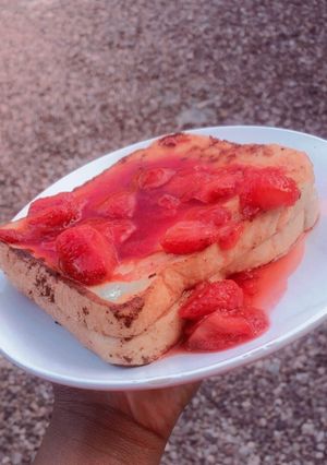 A picture of Berry French toast🍇🍓🫐🍞.