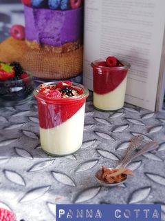 Фото Італійська Panna cotta з ягідним соусом.