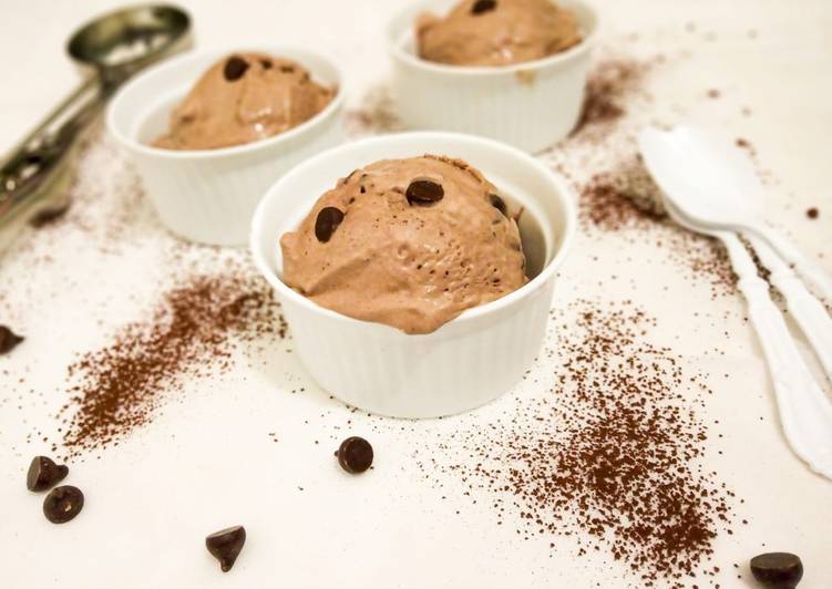 Choco-chips chocolate ice cream without machine and without egg