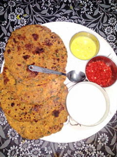 મીક્સ લોટ ના થેપલા (mix lot thepla recipe in Gujarati) રેસીપી મુખ્ય ફોટો
