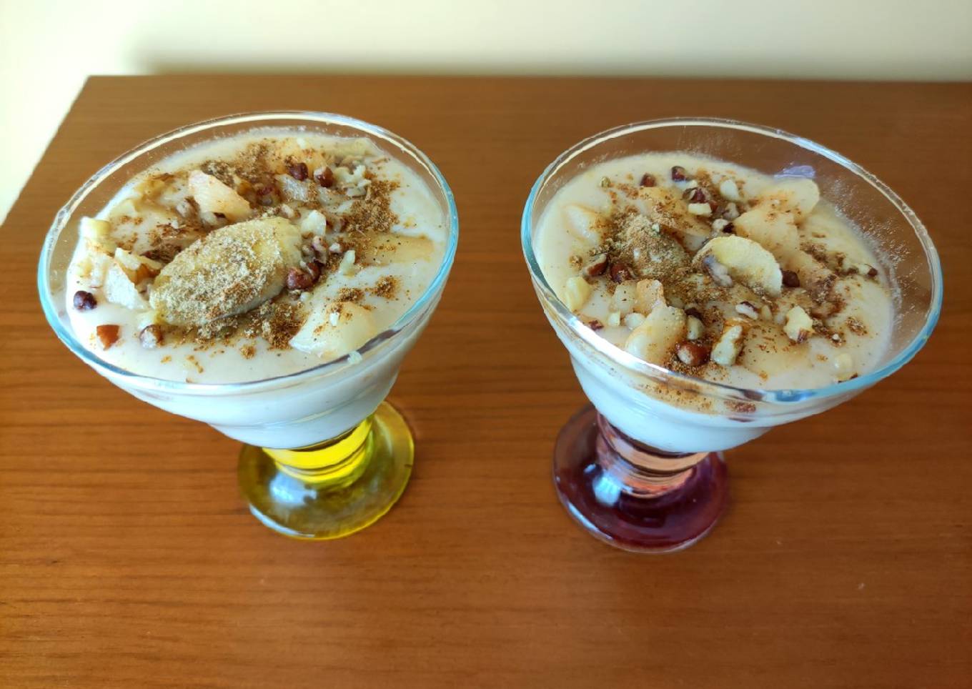 Postre en copa de pera, plátano, yogur y kéfir (ligero, 10 min)