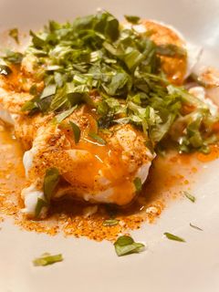 Una foto de Huevos turcos con alma mediterránea (versión keto sin yogurt)