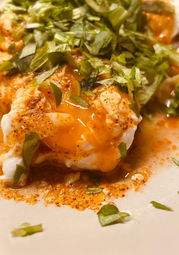 Una foto de Huevos turcos con alma mediterránea (versión keto sin yogurt)