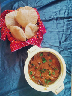 कटहल की सब्जी और पूरी (kathal ki sabzi aur puri recipe in hindi) रेसिपी मुख्य फोटो