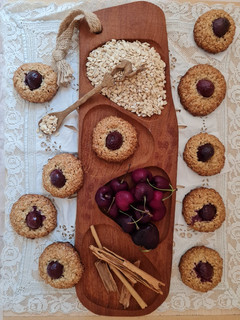 Una foto de Galletas de avena y cerezas con carozo ("hueso") 🍒