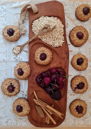 Una foto de Galletas de avena y cerezas con carozo ("hueso") 🍒