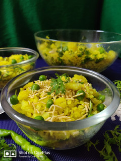 आलू पोहा (aloo poha recipe in Hindi) रेसिपी मुख्य फोटो