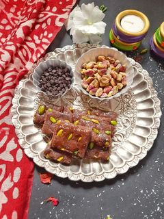 चोको कोकोनट पिस्ता बर्फी (choco coconut pista barfi recipe in marathi) रेसिपी चे मुख्य फोटो 
