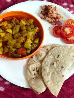 દૂધી બટાકા નું શાક (Dudhi Bataka Shak Recipe In Gujarati) રેસીપી મુખ્ય ફોટો