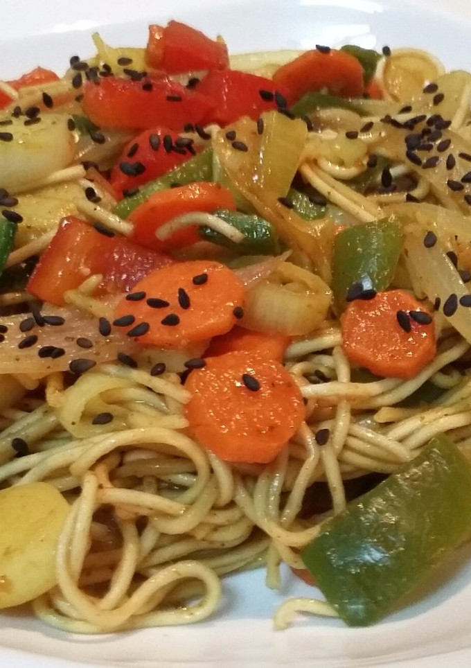 Una foto de Noodles al curry con verduras salteadas