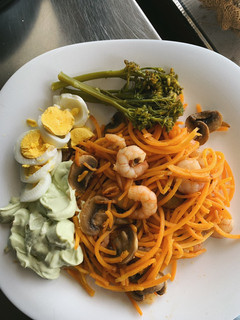 Una foto de Espaguetis de calabaza con salsa de aguacate, gambas y champiñones