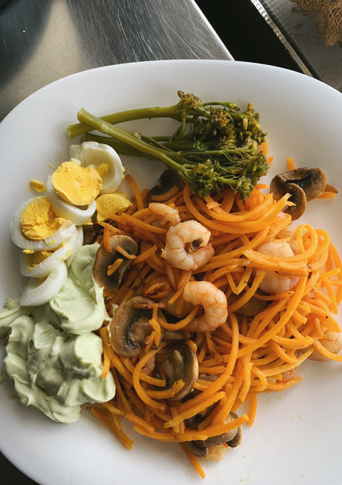 Una foto de Espaguetis de calabaza con salsa de aguacate, gambas y champiñones