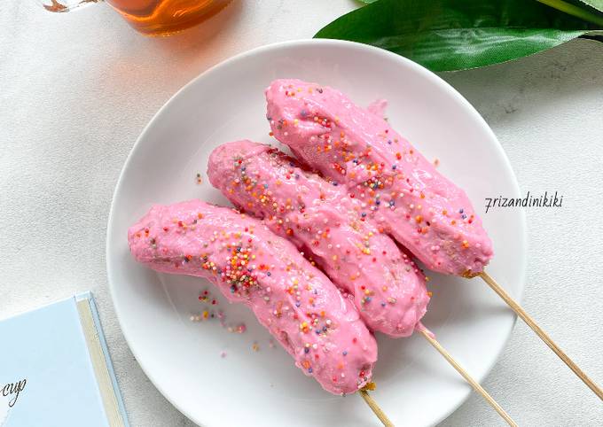 Sate pisang strawberry