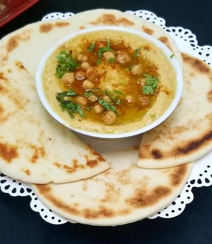 A picture of Hummus with pita bread.
